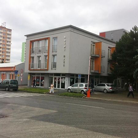 Hotel Arli Senica Bagian luar foto